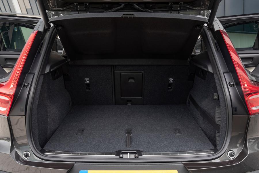 Багажник Volvo XC40 D3 Inscription 2018 года  (UK) (фото 36 из 40)